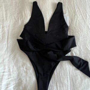Londre one-piece swimsuit: v-neck, optional waist tie